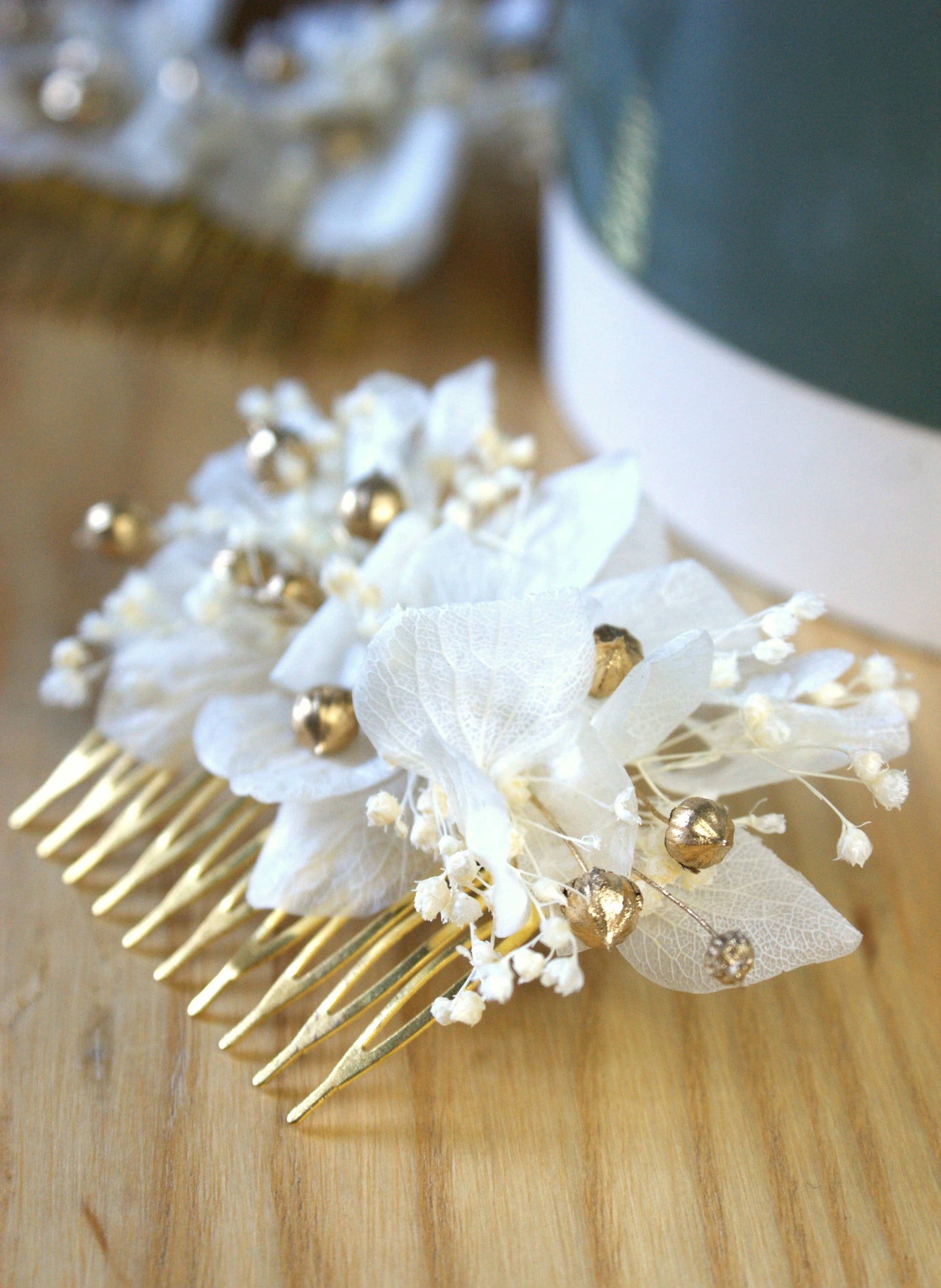 Peigne de coiffure dore avec fleurs sechees et sa boutonniere assortie 6