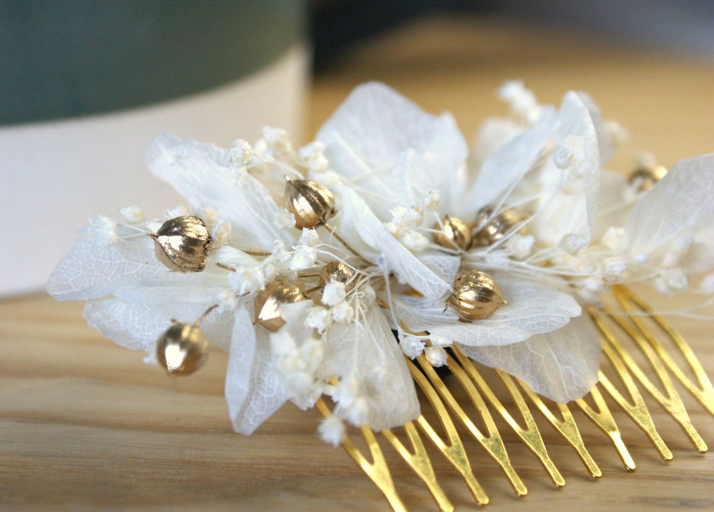 Peigne de coiffure dore avec fleurs sechees et sa boutonniere assortie 8