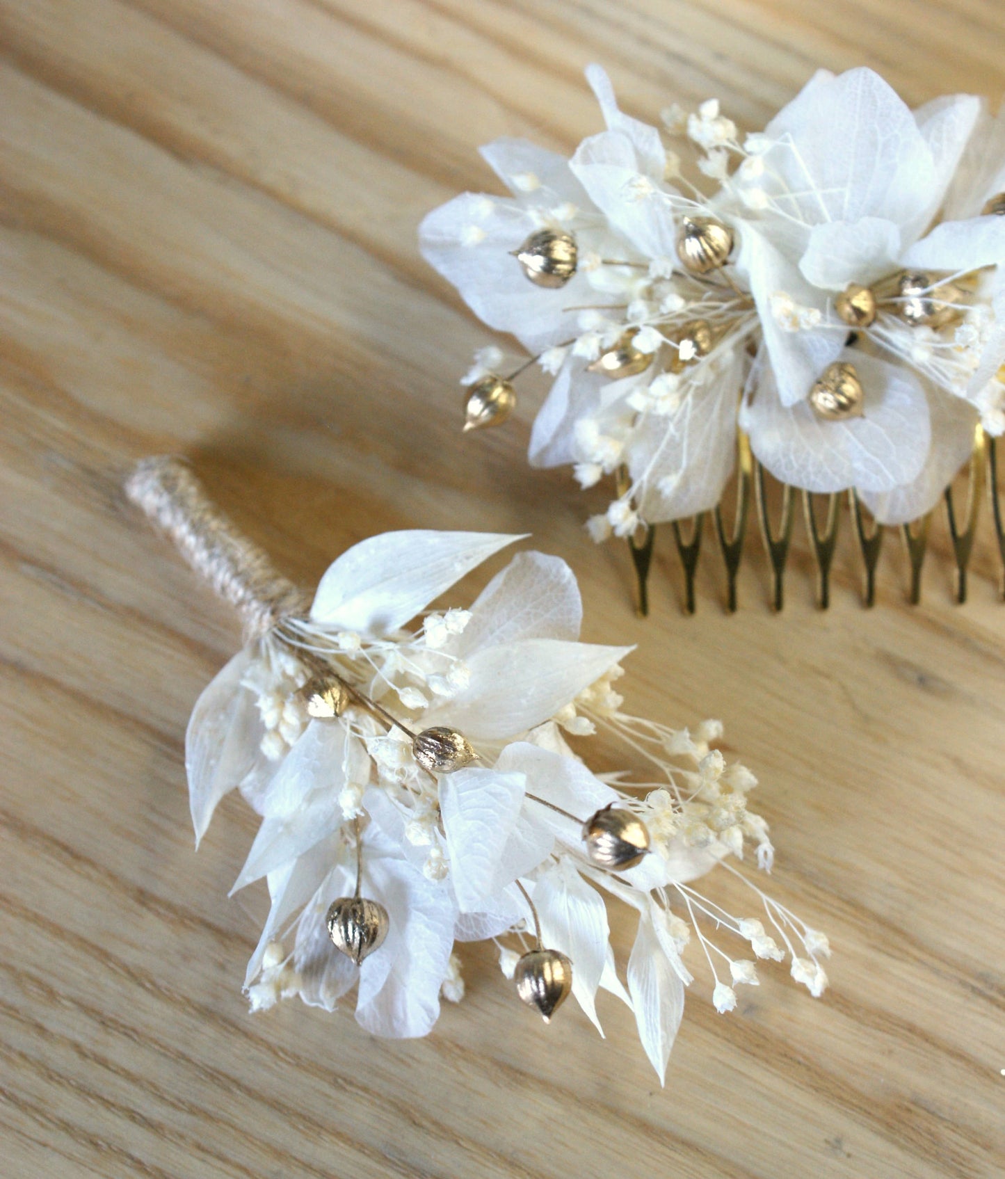Peigne de coiffure dore avec fleurs sechees et sa boutonniere assortie 9
