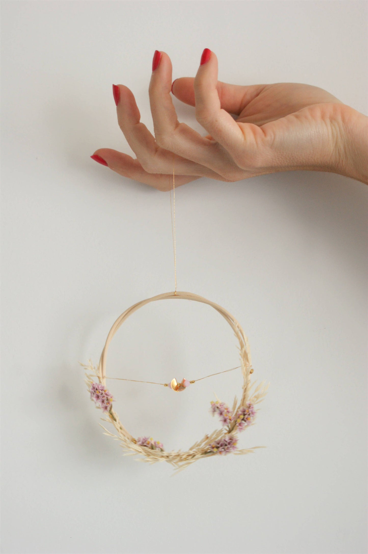 Petite couronne de fleurs sechees avec perles et paillettes pour une decoration naturelle 8