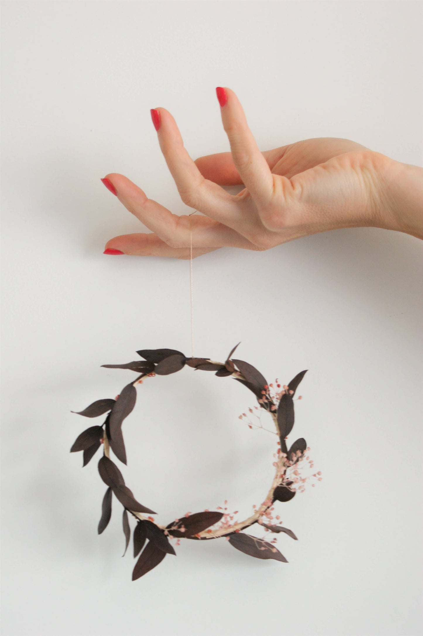 Petite couronne de fleurs sechees et eucalyptus pour decoration murale originale 8