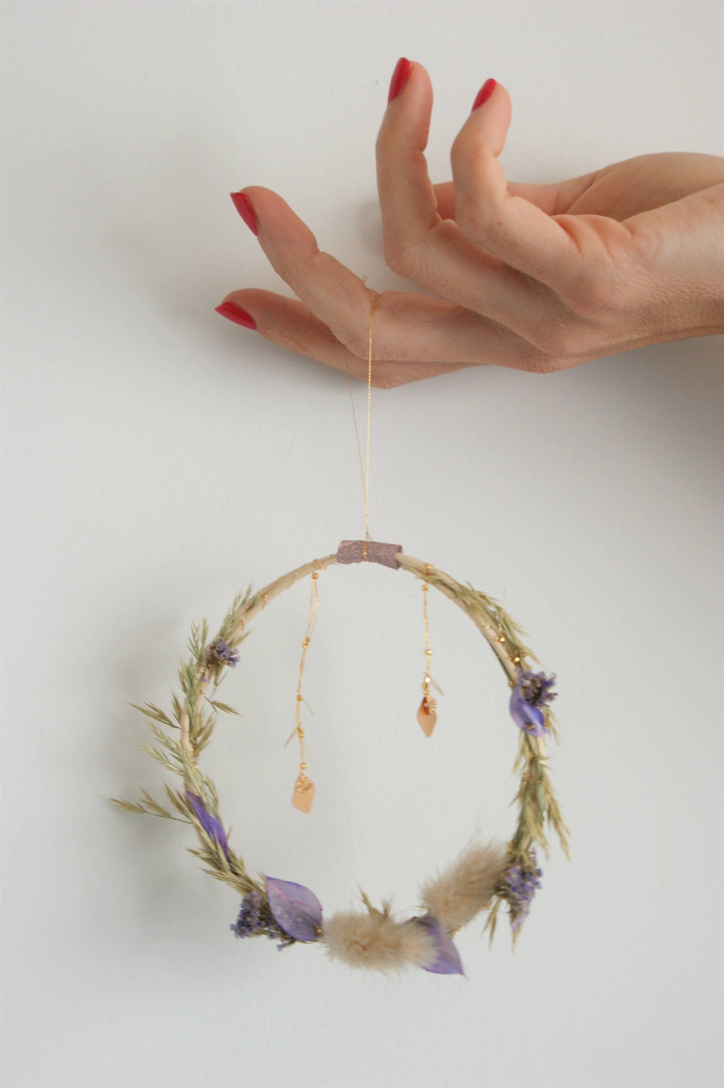 Petite couronne de fleurs sechees et pampilles or 5