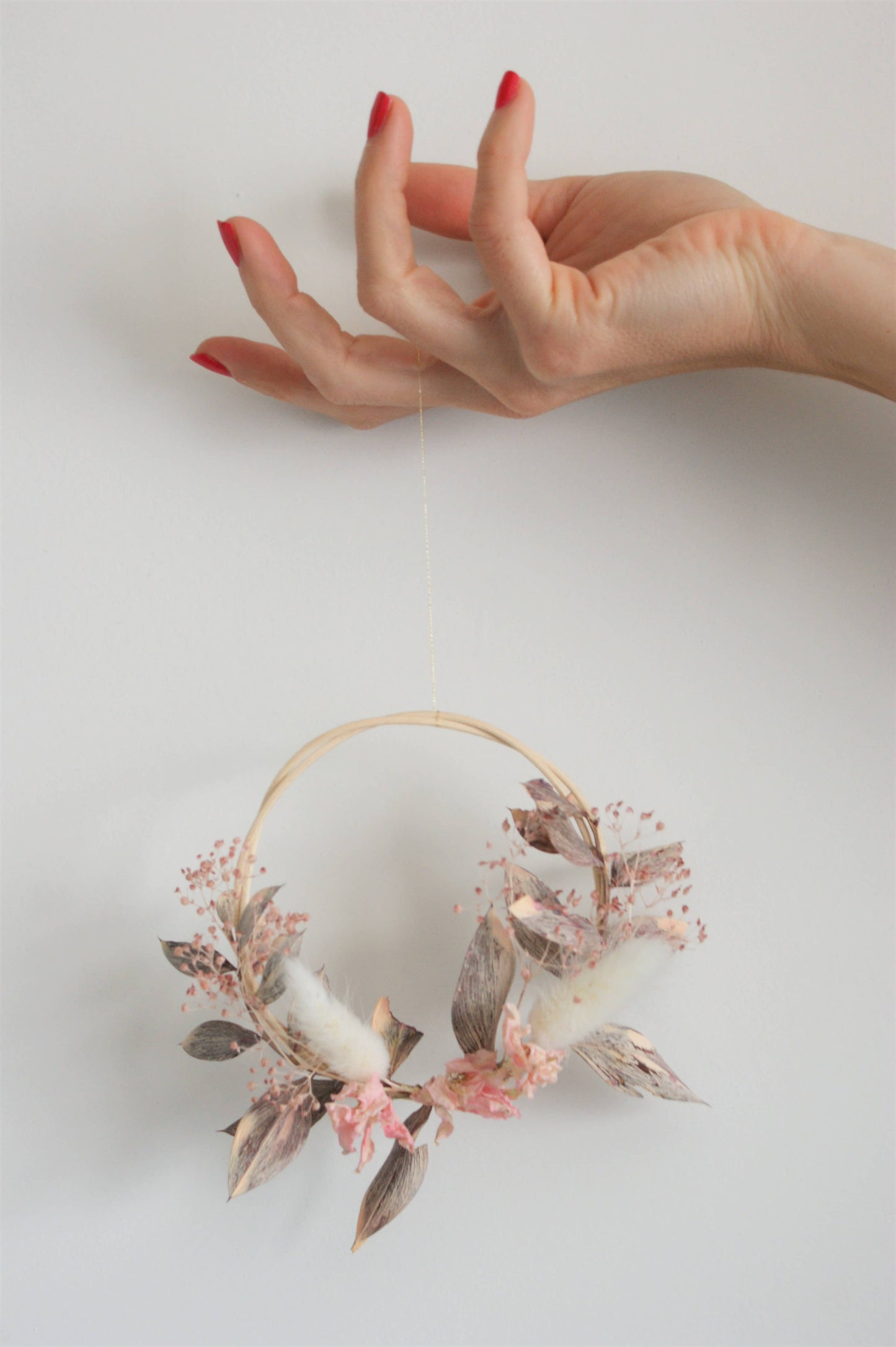 Petite couronne de fleurs sechees pour idee deco naturelle 7