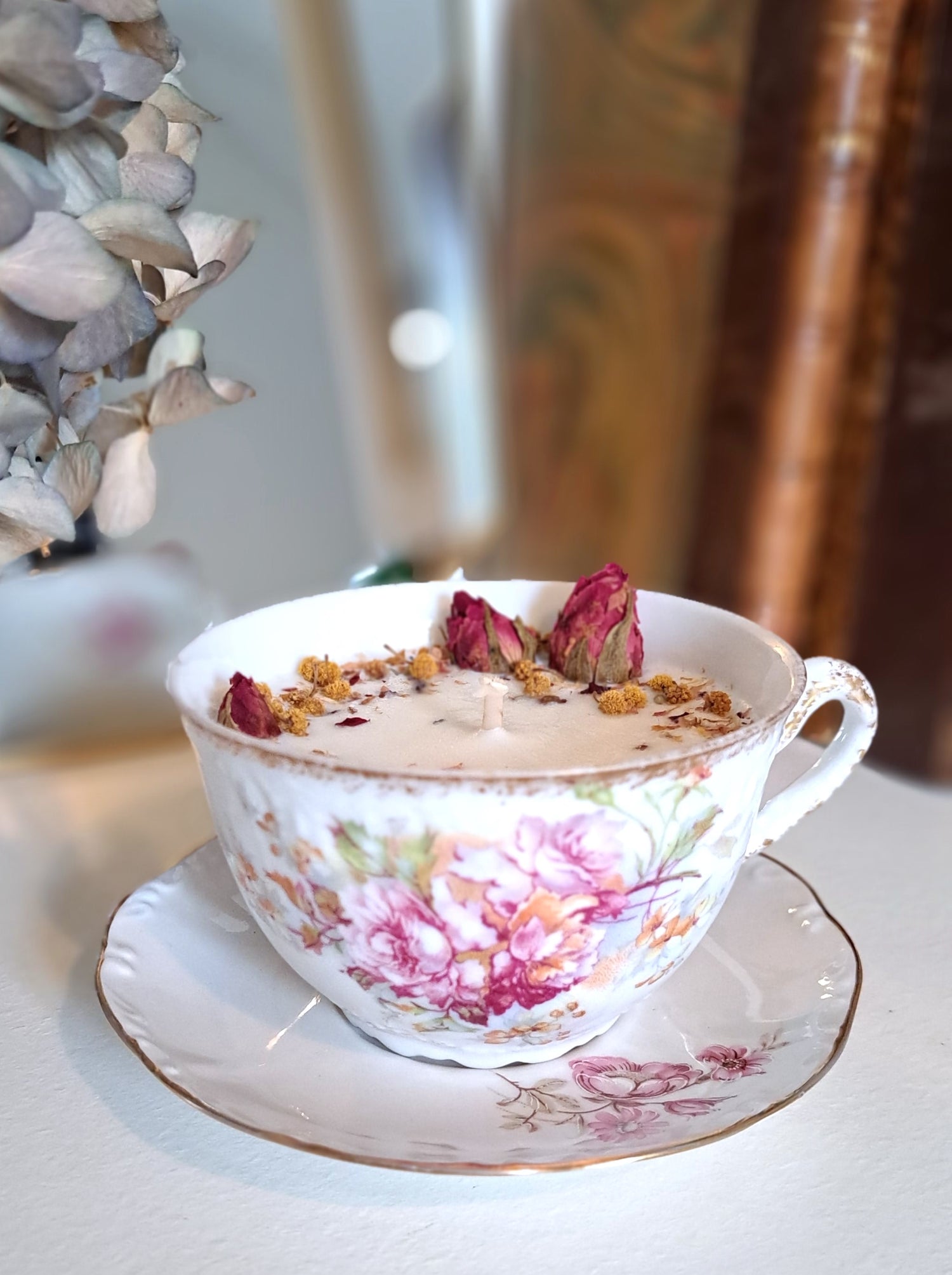 Bougie artisanale parfumée dans tasse vintage