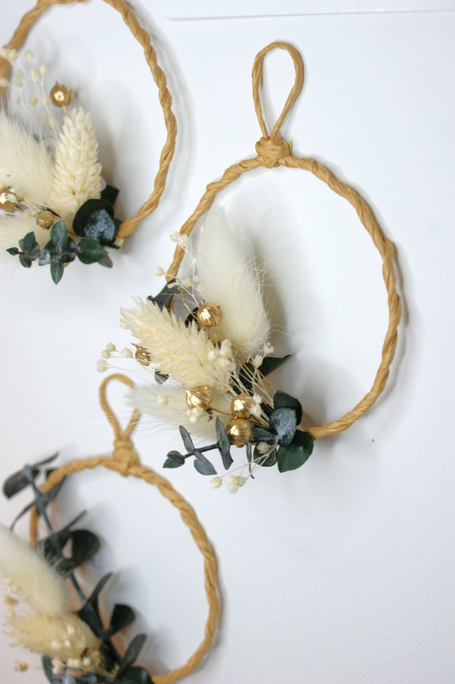 Petite couronne fleurs suspendues