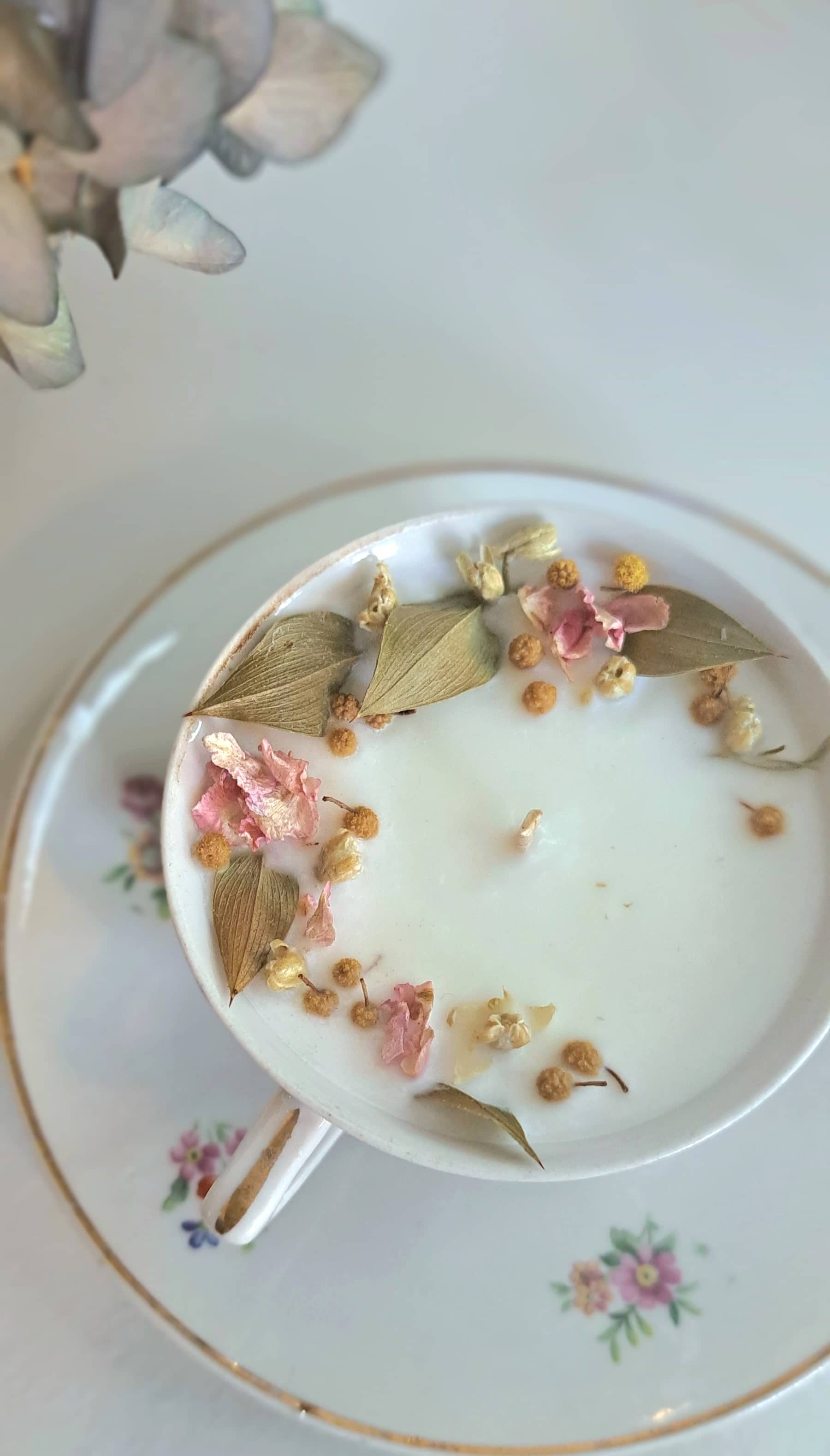 Bougies fleurs séchées dans tasse en porcelaine 