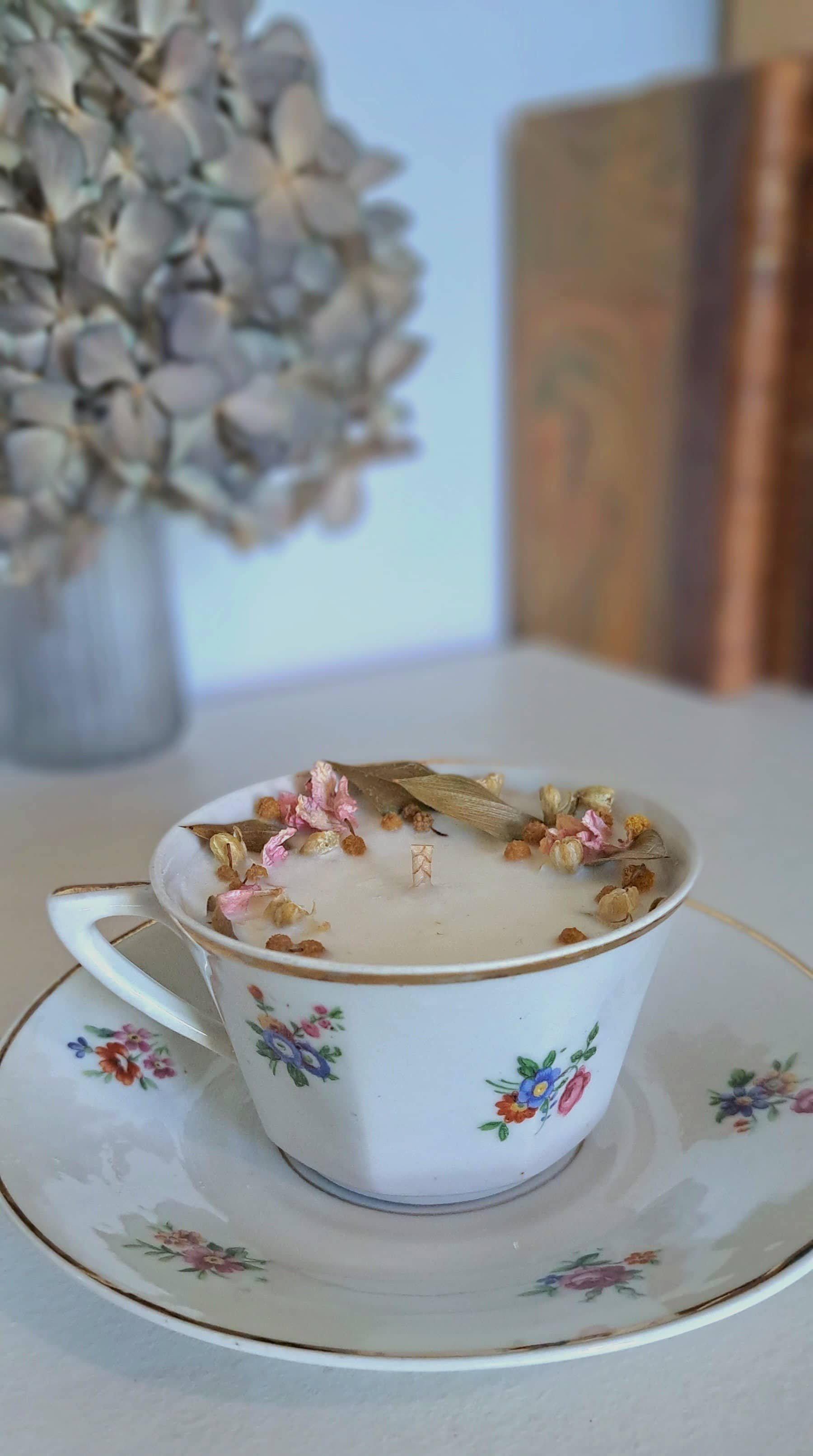 Bougies fleurs séchées dans tasse en porcelaine 2