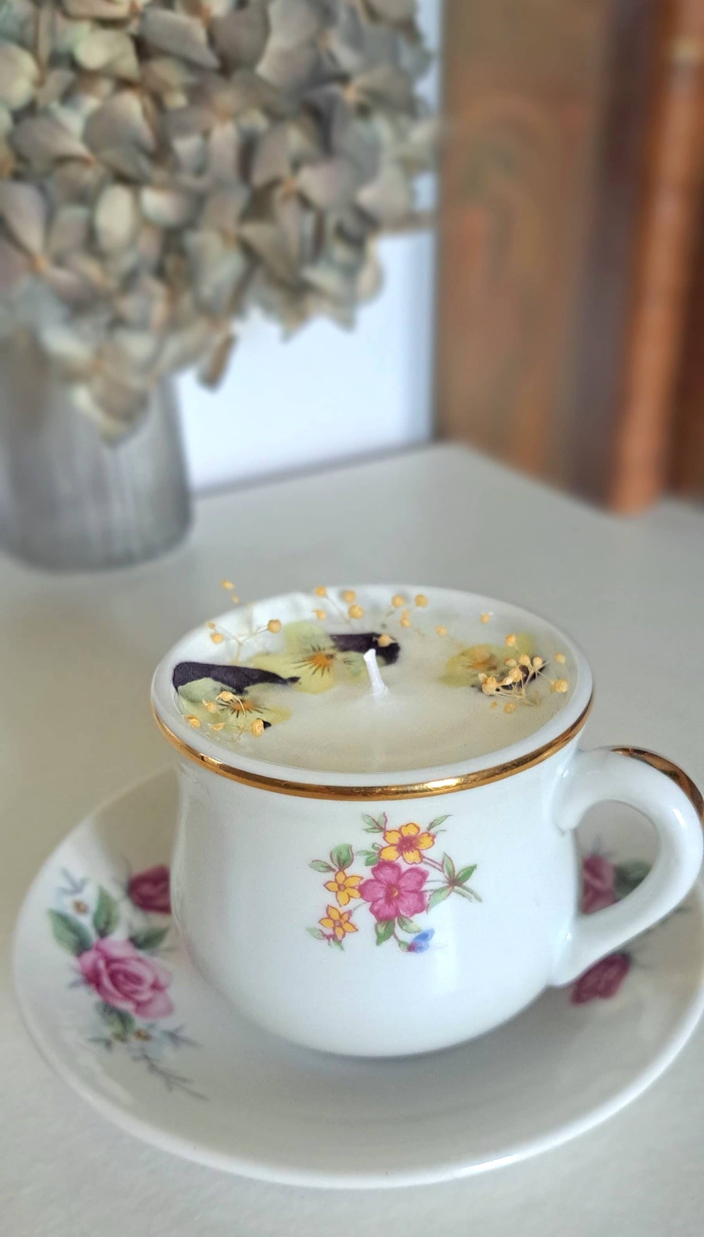 Bougie tasse naturelle avec fleurs sechees 2