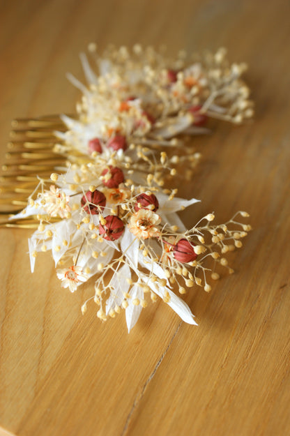 Peigne de coiffure avec fleurs séchées et boutonnière de fleurs séchées assortie