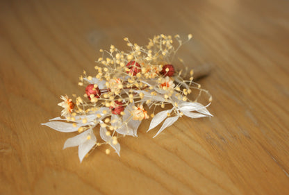 Peigne de coiffure avec fleurs séchées et boutonnière assortie