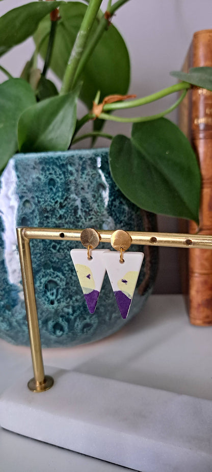 Boucles d'oreilles naturelles avec des fleurs séchées. Bijou doré pour femme