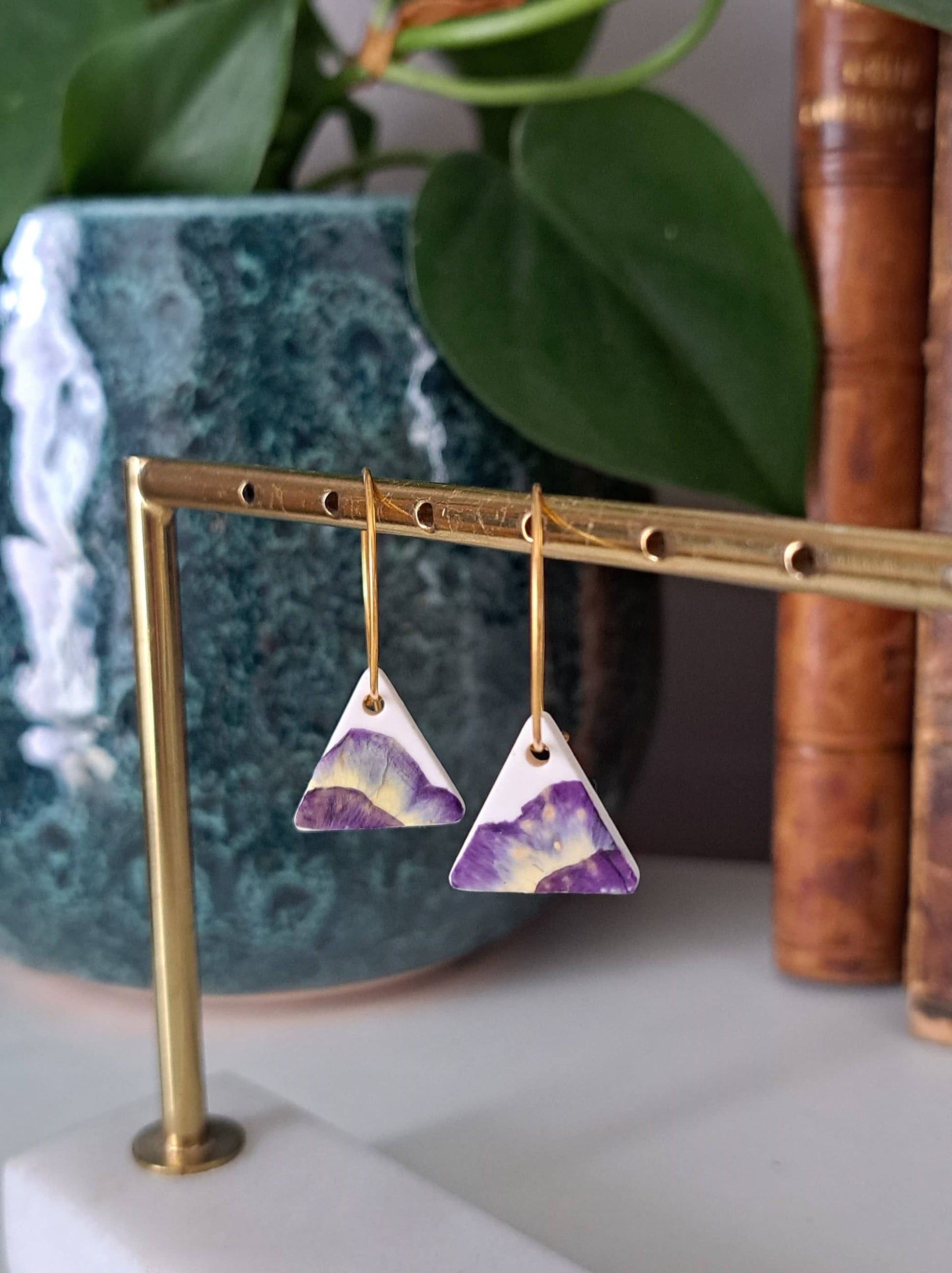 Boucle d'oreille triangle avec lfeurs séchées