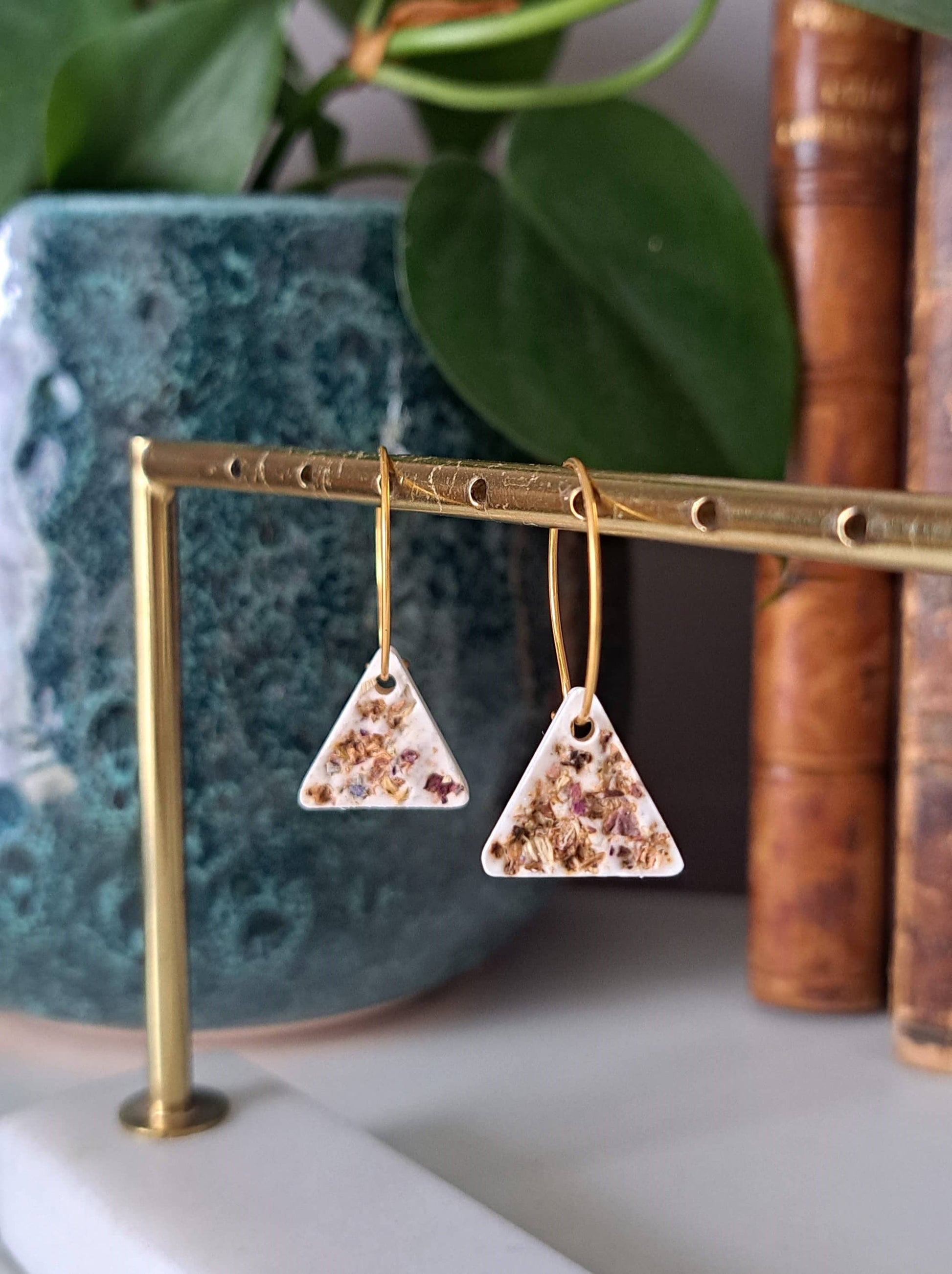 Boucle d'oreille triangle avec lfeurs séchées 2