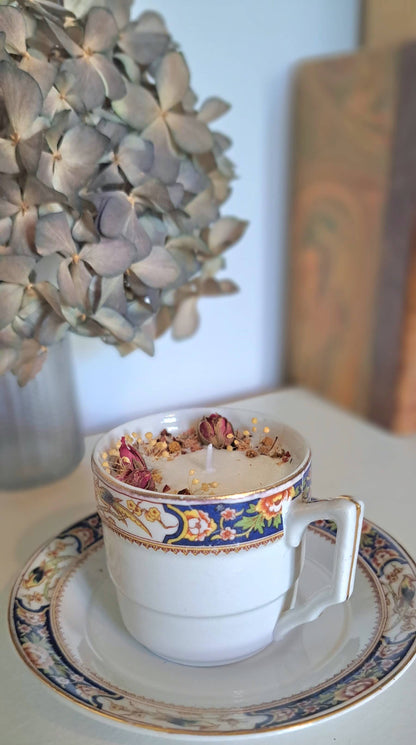 Bougie tasse parfumee avec fleurs sechees