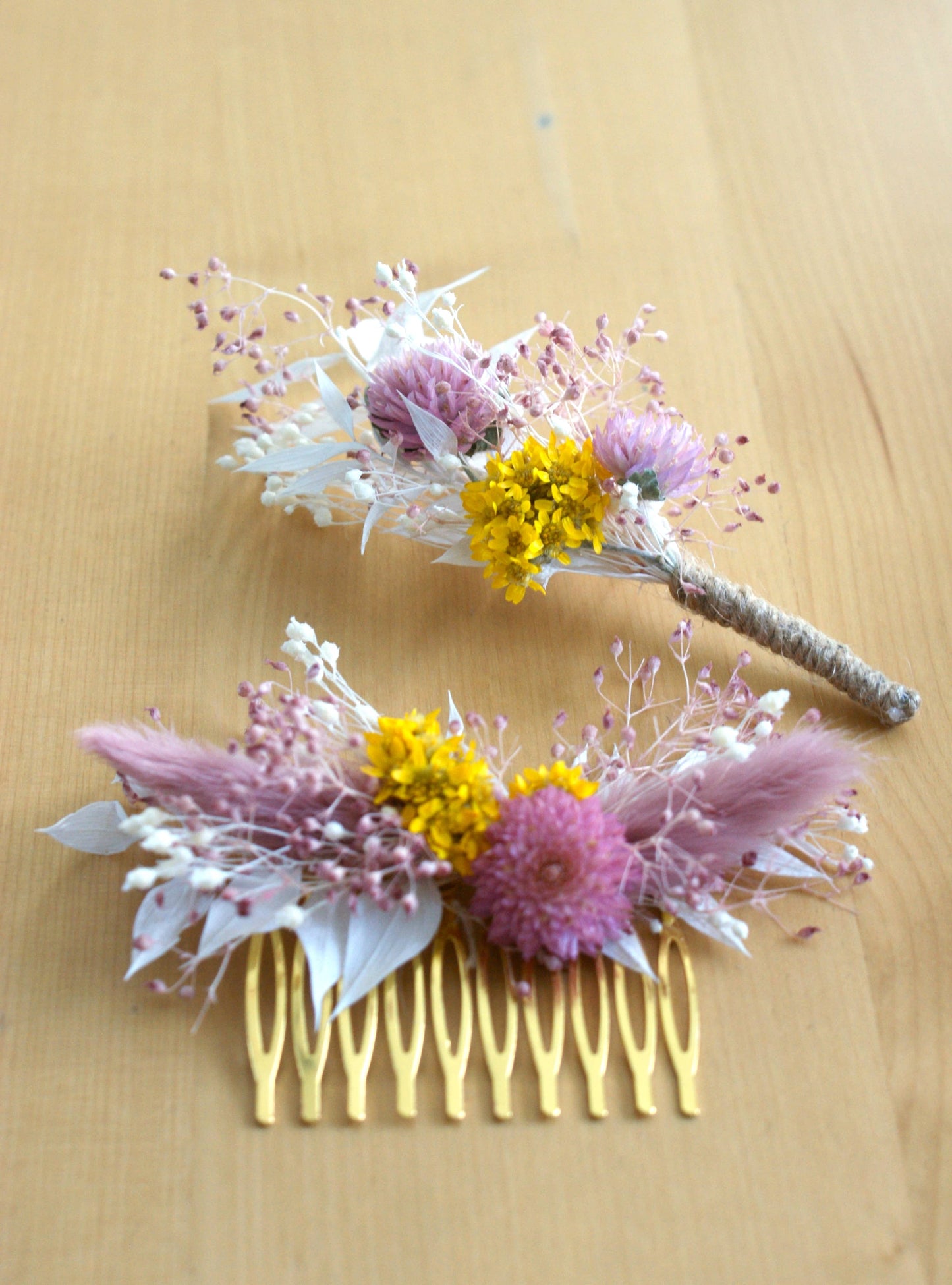 Peigne à cheveux en fleurs sechees et boutonniere de fleurs  assorties 8
