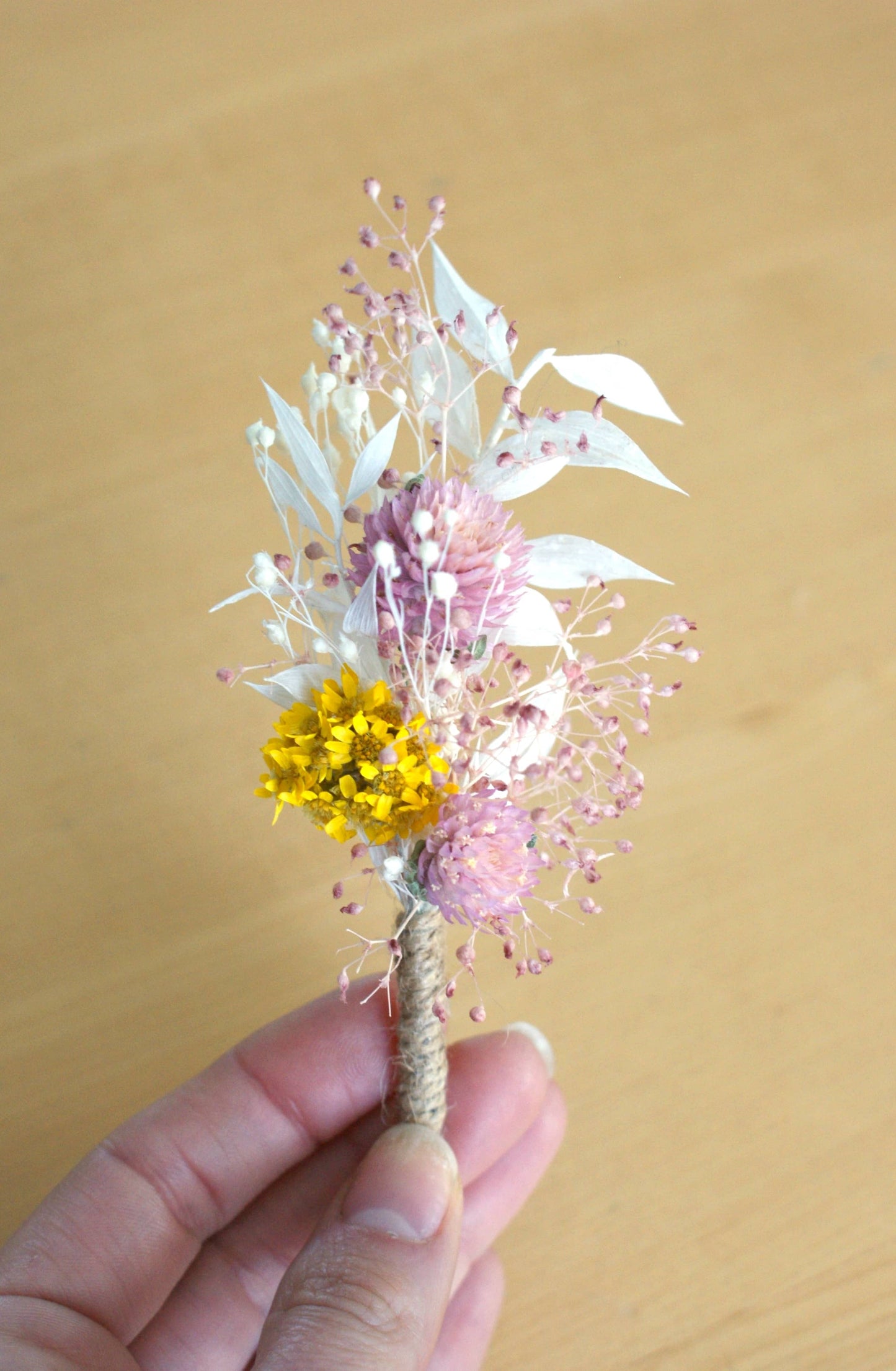 Peigne à cheveux en fleurs sechees et boutonniere de fleurs  assorties 6