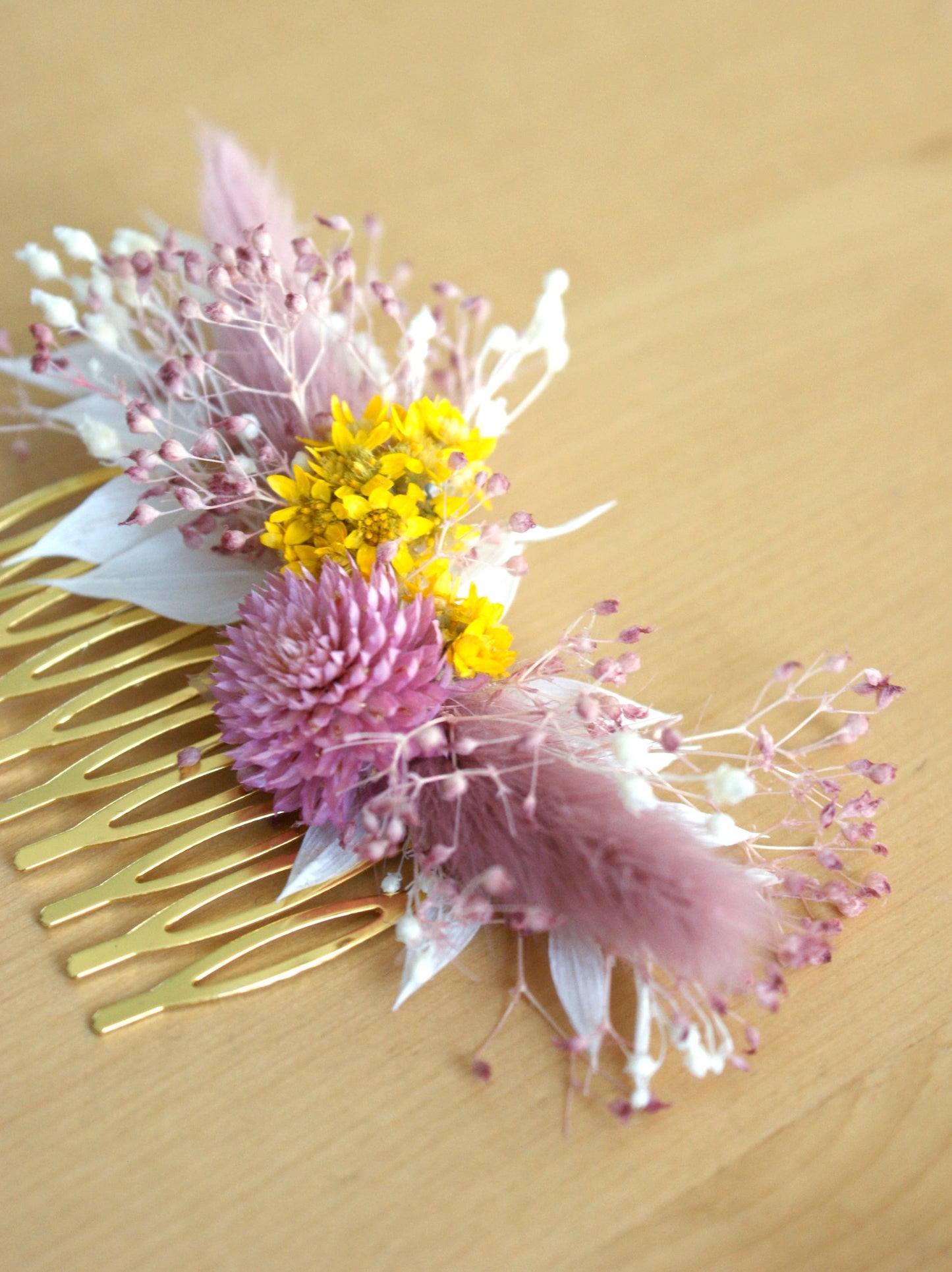 Peigne à cheveux en fleurs sechees et boutonniere de fleurs  assorties 