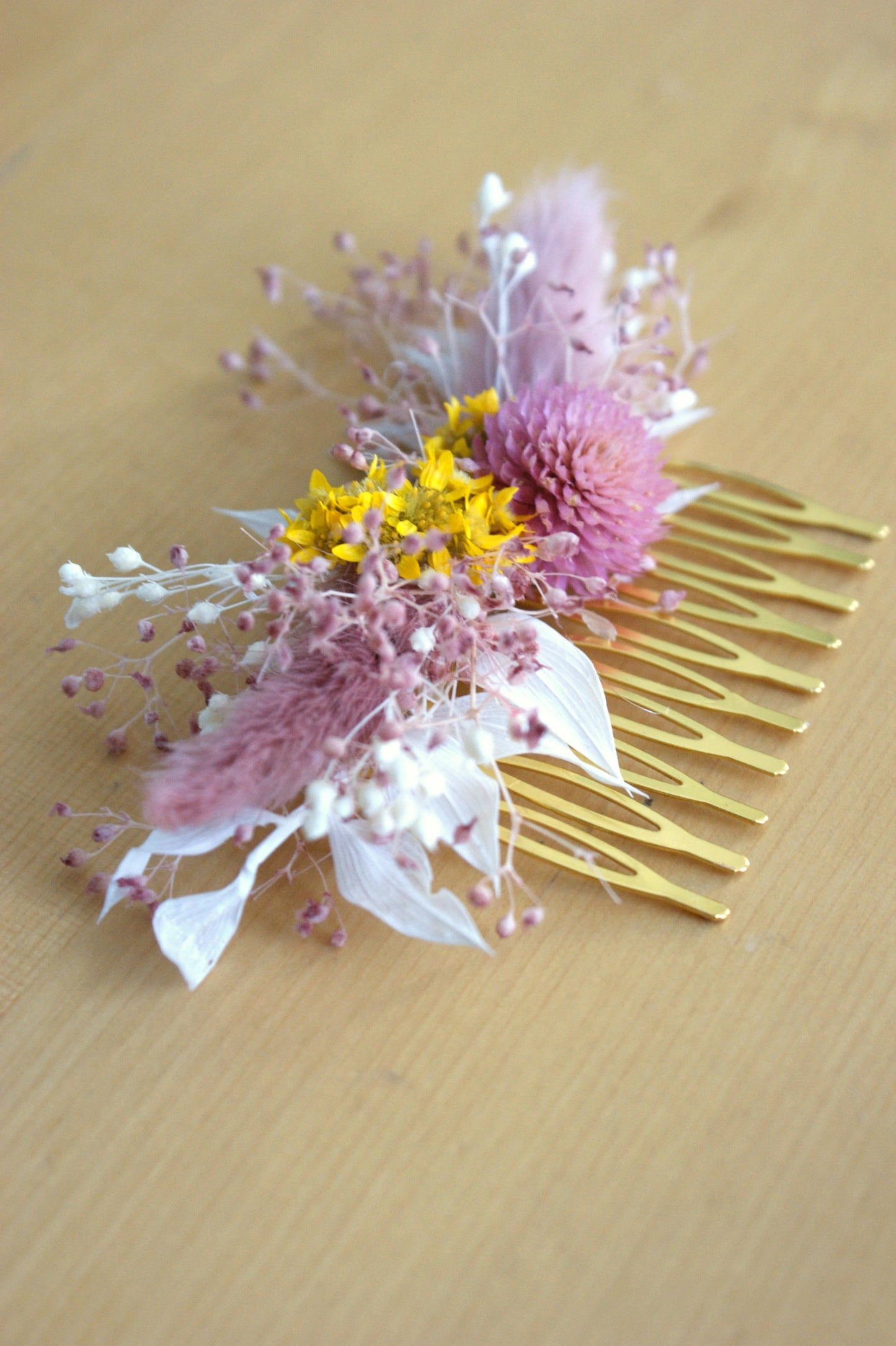 Peigne à cheveux en fleurs sechees et boutonniere de fleurs  assorties 5