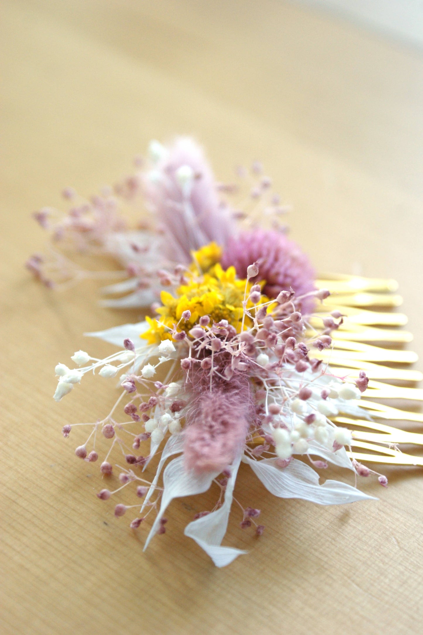 Peigne à cheveux en fleurs sechees et boutonniere de fleurs  assorties 3
