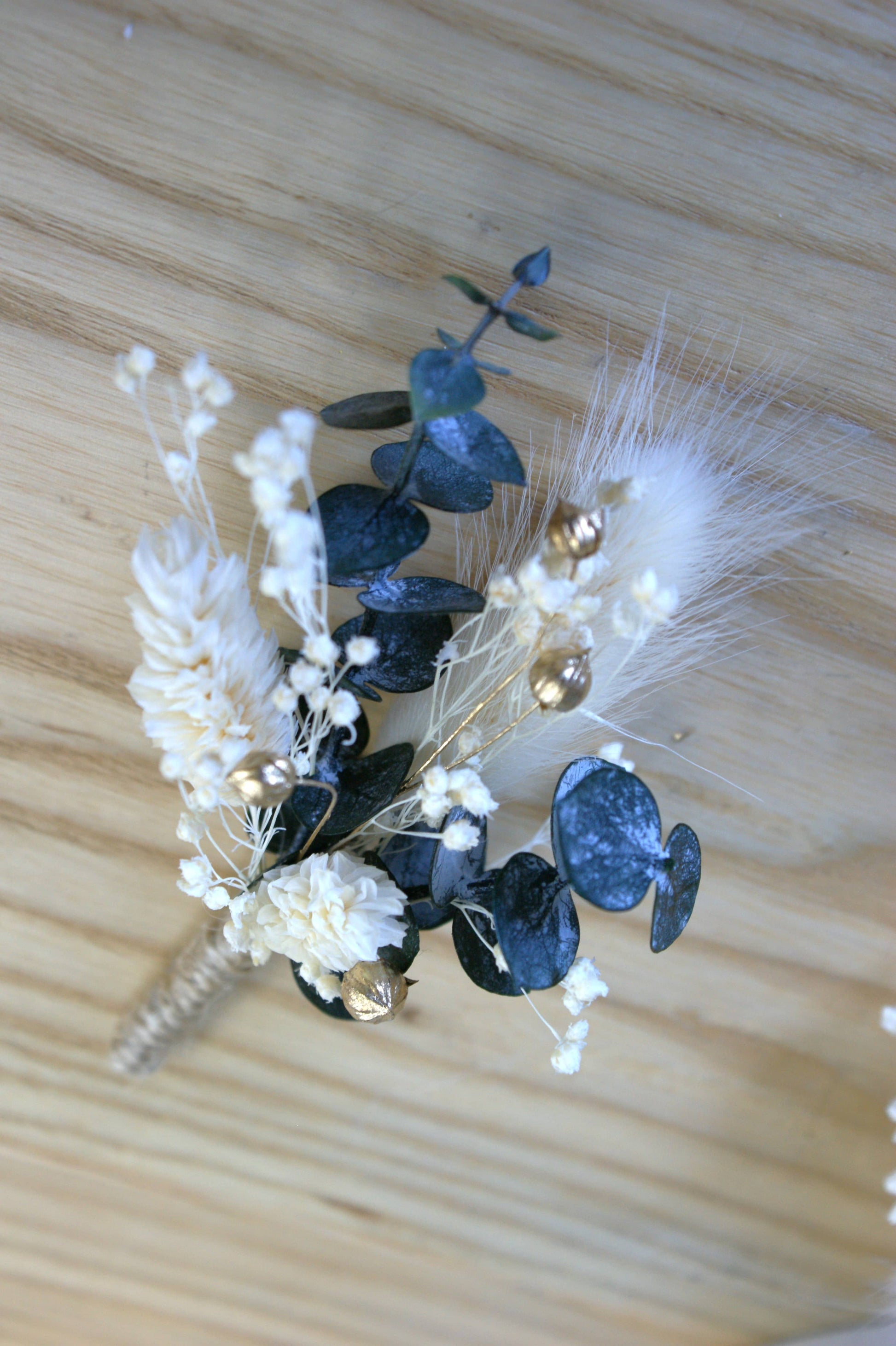 Peigne chignon orne de fleurs stabilisees et eucalyptus 8