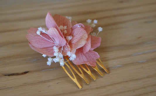 Peigne de petales d'hortensia et fleurs sechees 1