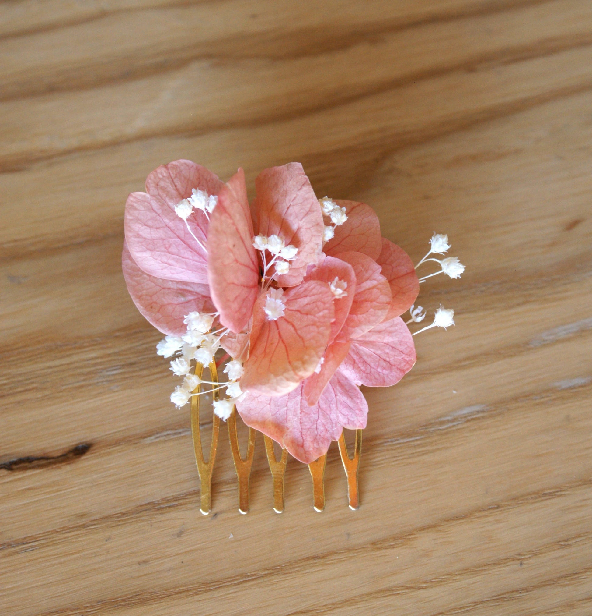 Peigne de petales d'hortensia et fleurs sechees 2