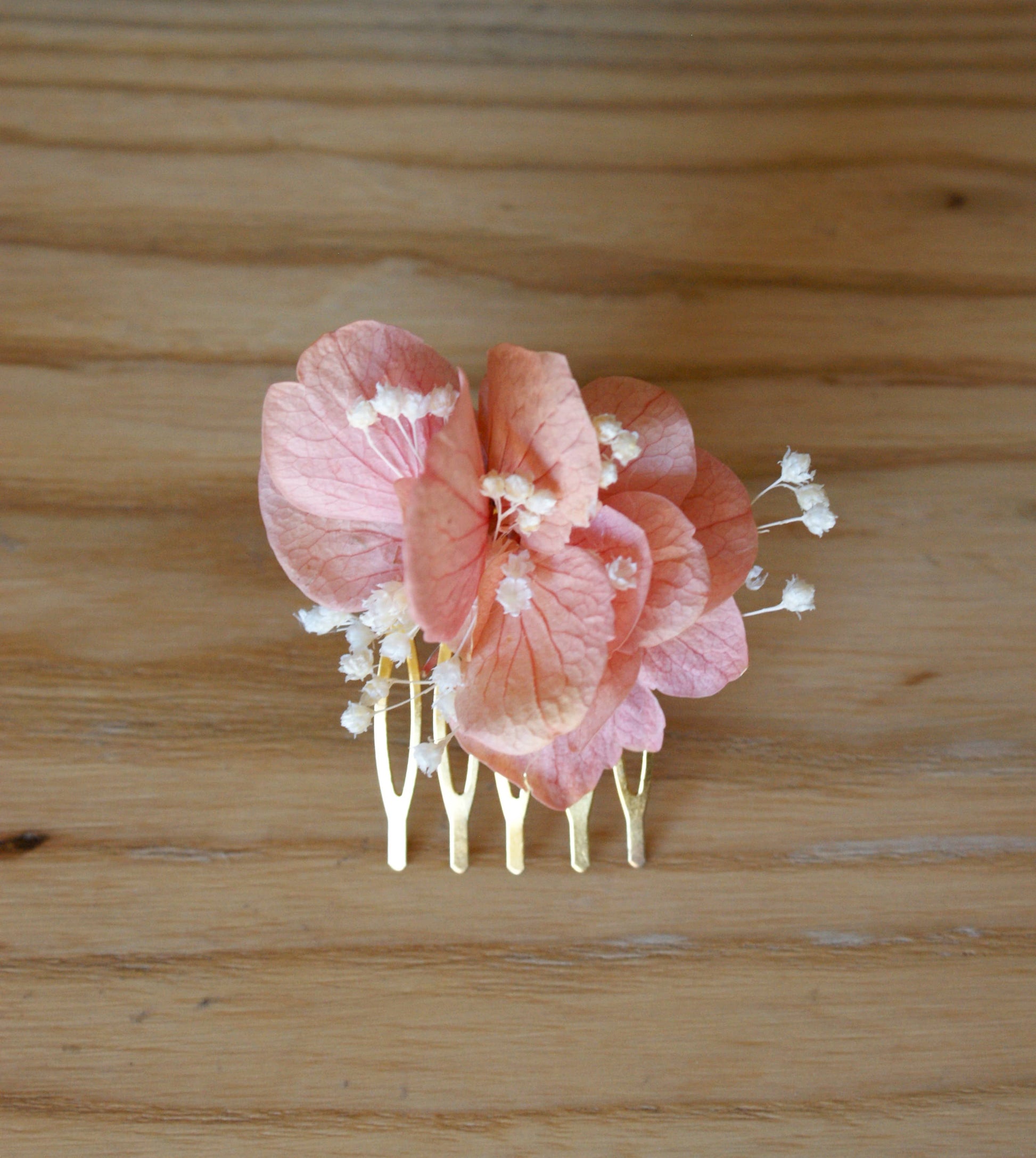 Peigne de petales d'hortensia et fleurs sechees 3