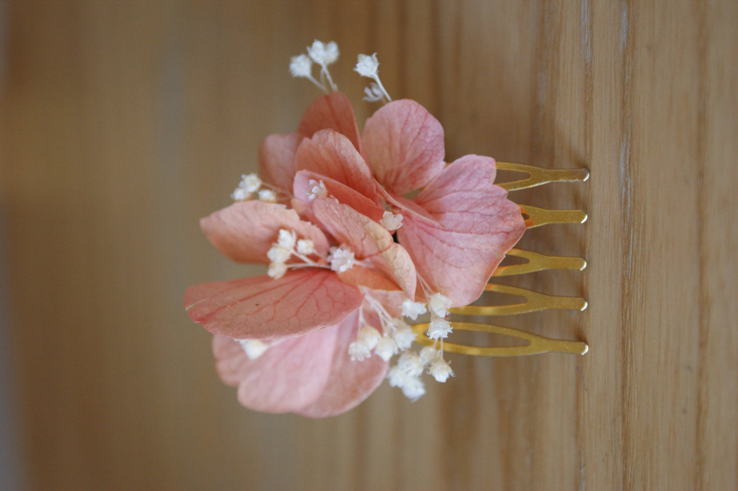 Peigne de petales d'hortensia et fleurs sechees 5