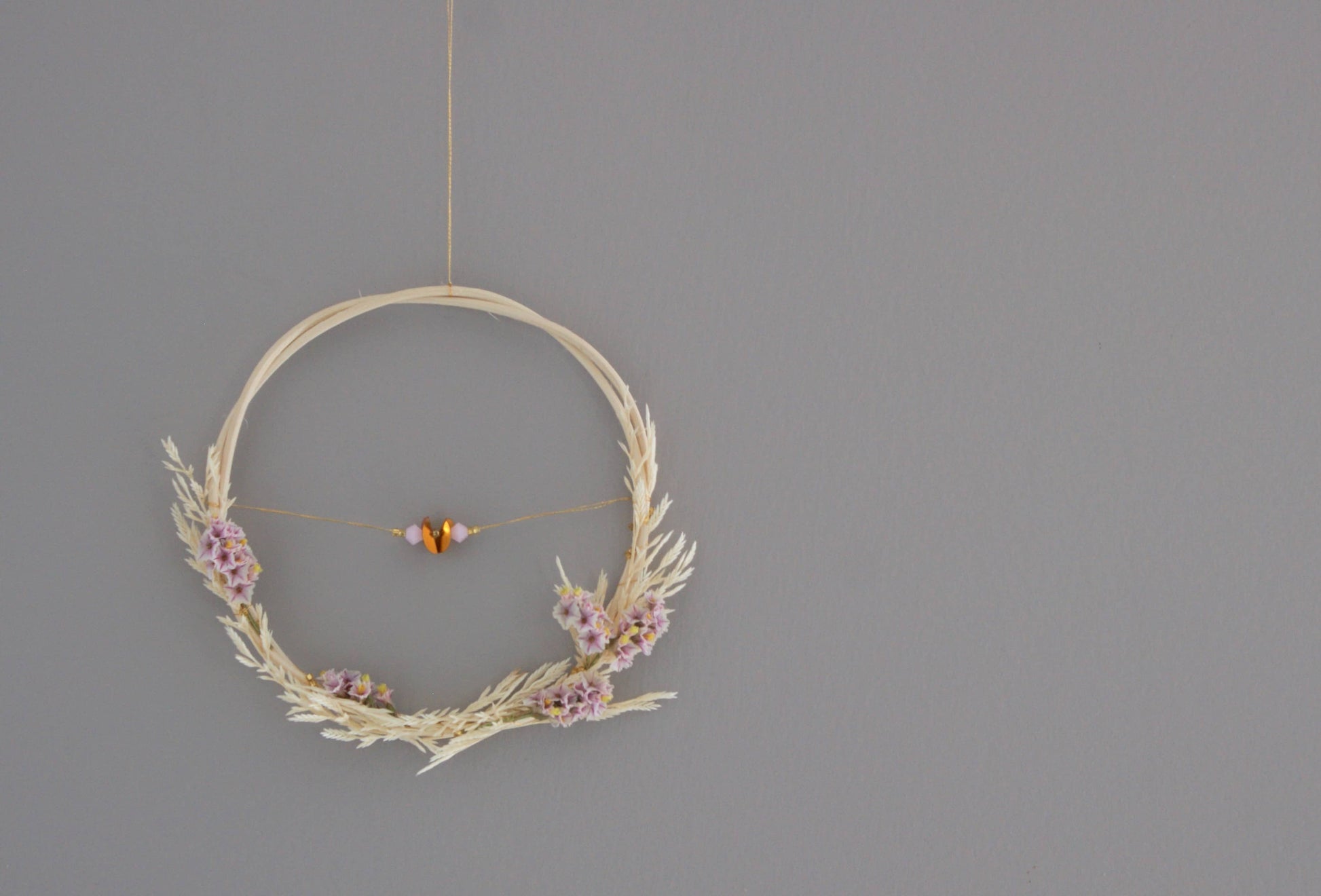 Petite couronne de fleurs sechees avec perles et paillettes pour une decoration naturelle 1