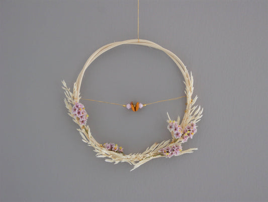 Petite couronne de fleurs sechees avec perles et paillettes pour une decoration naturelle 3