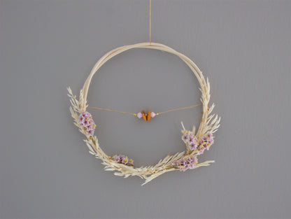 Petite couronne de fleurs sechees avec perles et paillettes pour une decoration naturelle 3