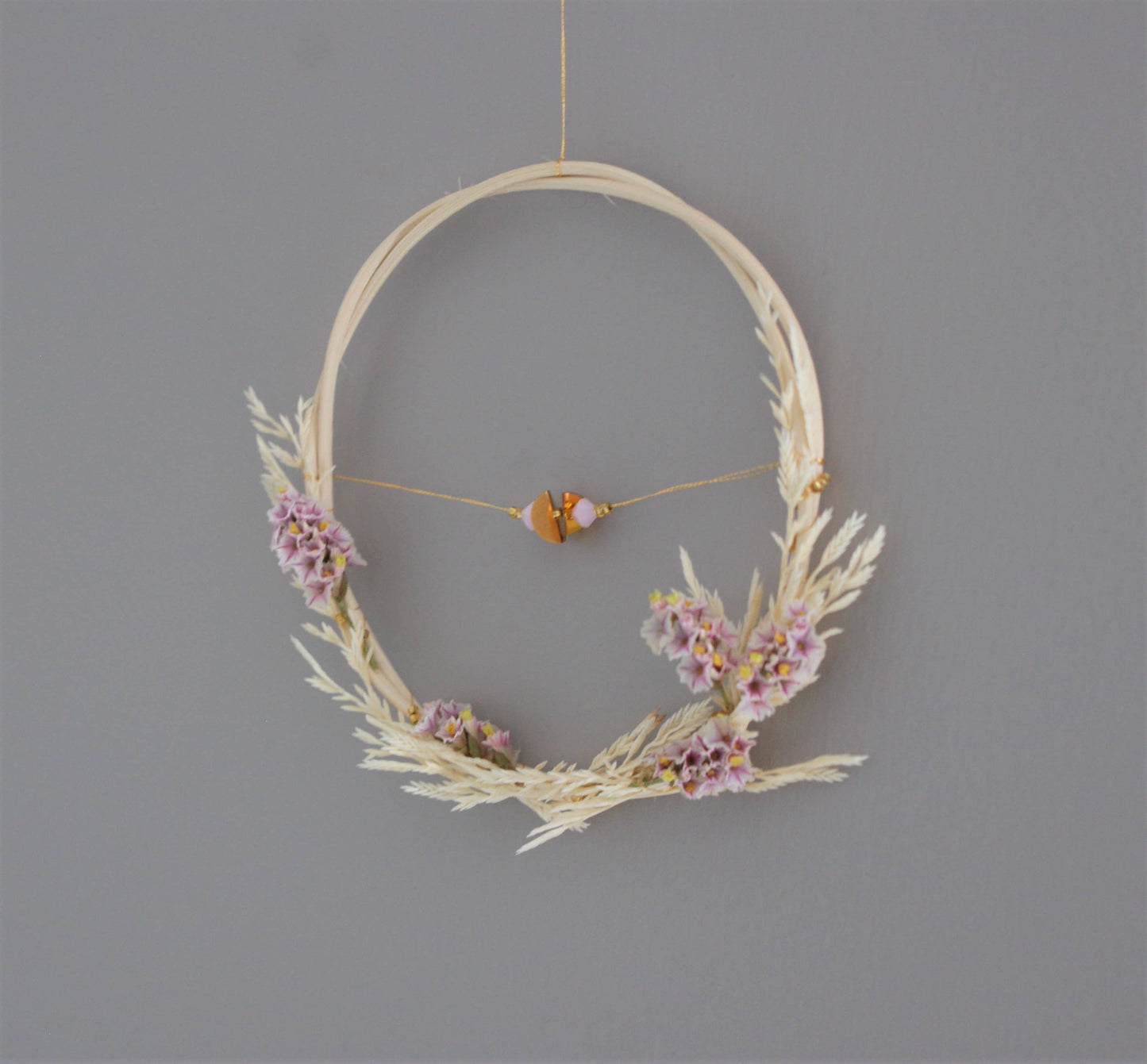 Petite couronne de fleurs sechees avec perles et paillettes pour une decoration naturelle 4