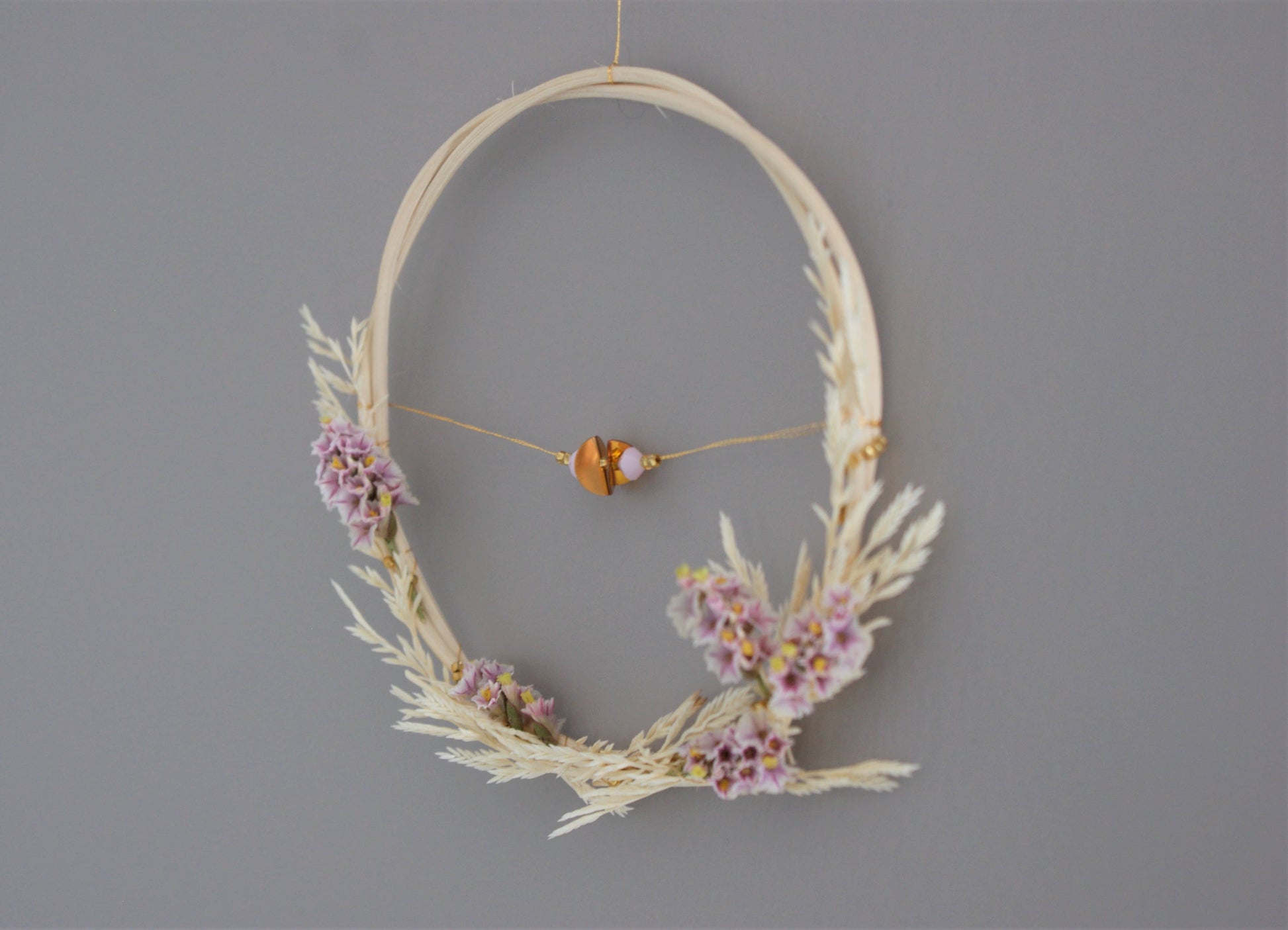 Petite couronne de fleurs sechees avec perles et paillettes pour une decoration naturelle 2
