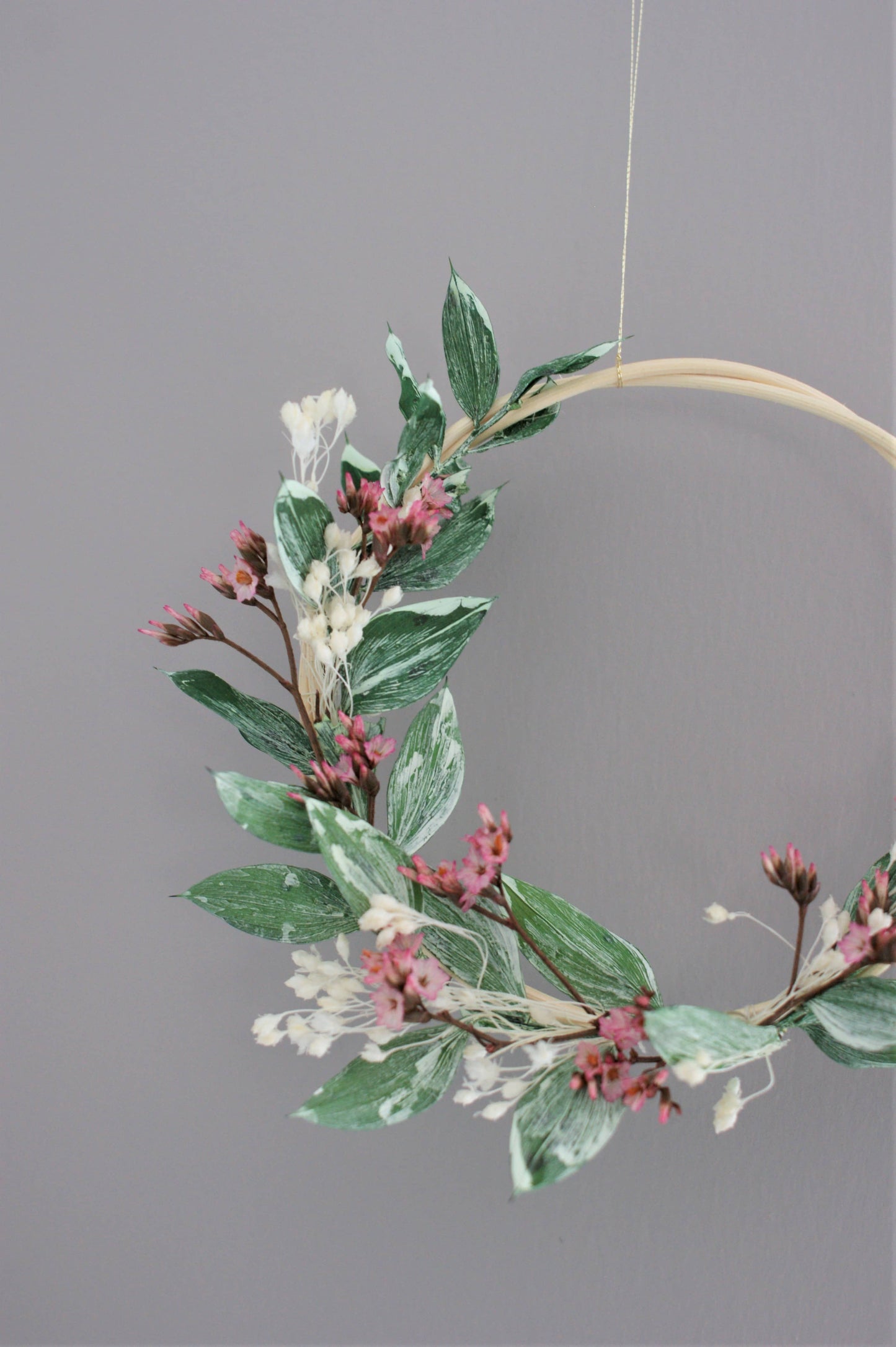 Petite couronne de fleurs sechees pour decoration murale originale et naturelle 7