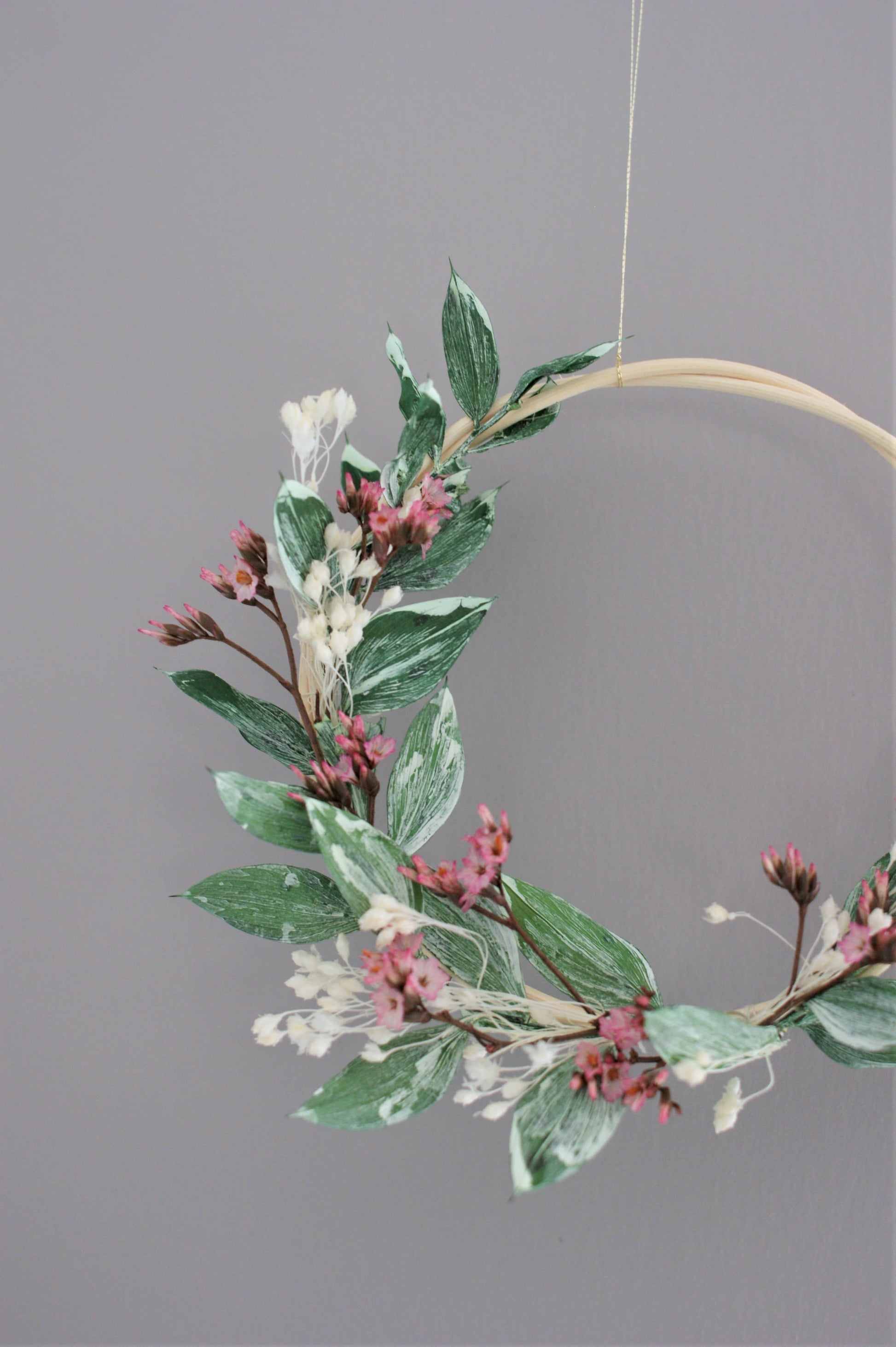 Petite couronne de fleurs sechees pour decoration murale originale et naturelle 7