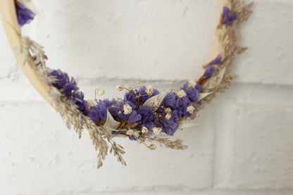 Couronne de fleurs et herbes séchées pour une décoration naturelle