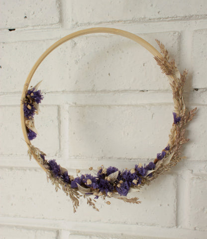 Couronne de fleurs et herbes séchées pour une décoration naturelle